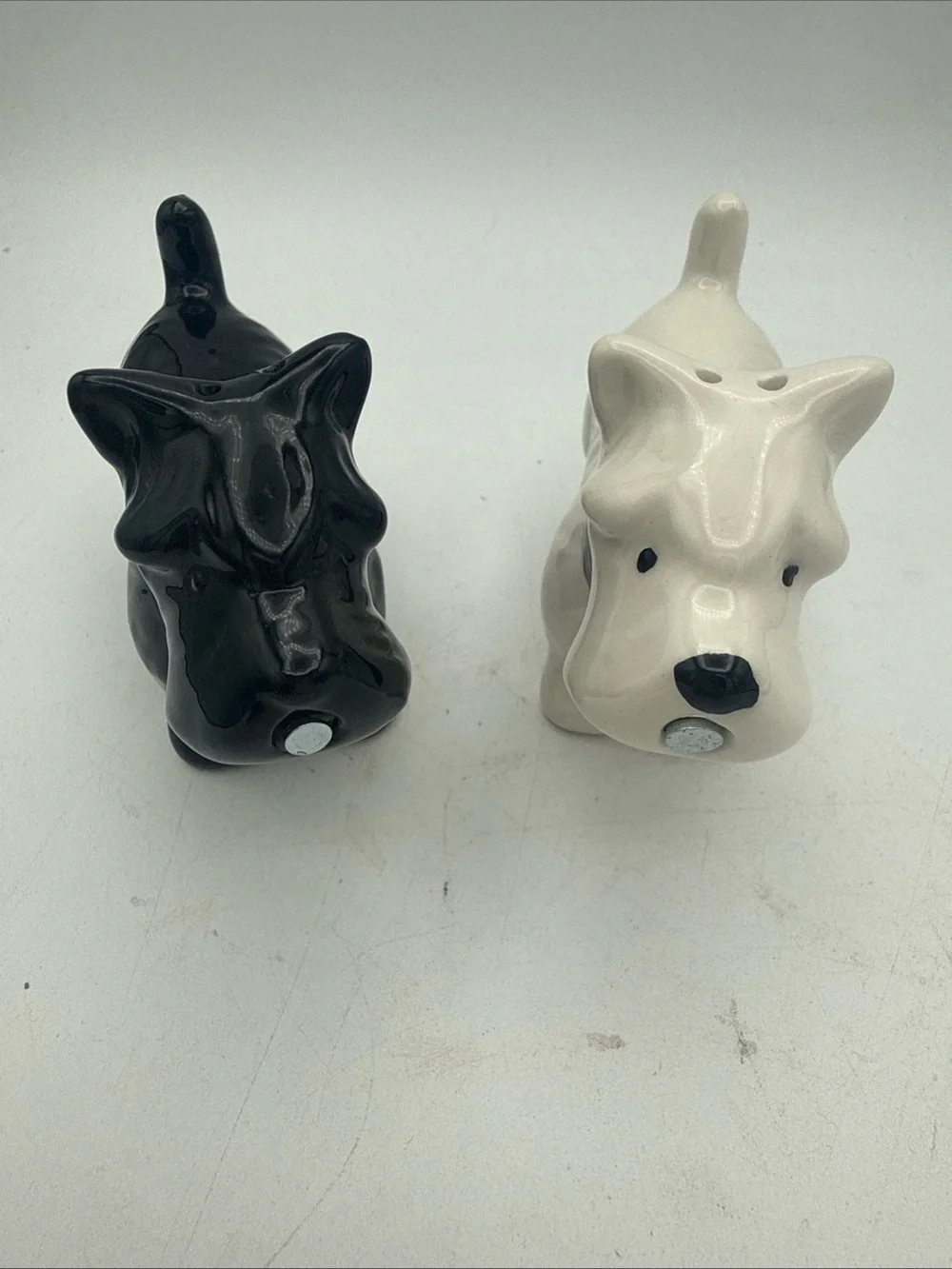Kissing black & white Scottish Terriers Scotties ceramic Salt pepper shaker set